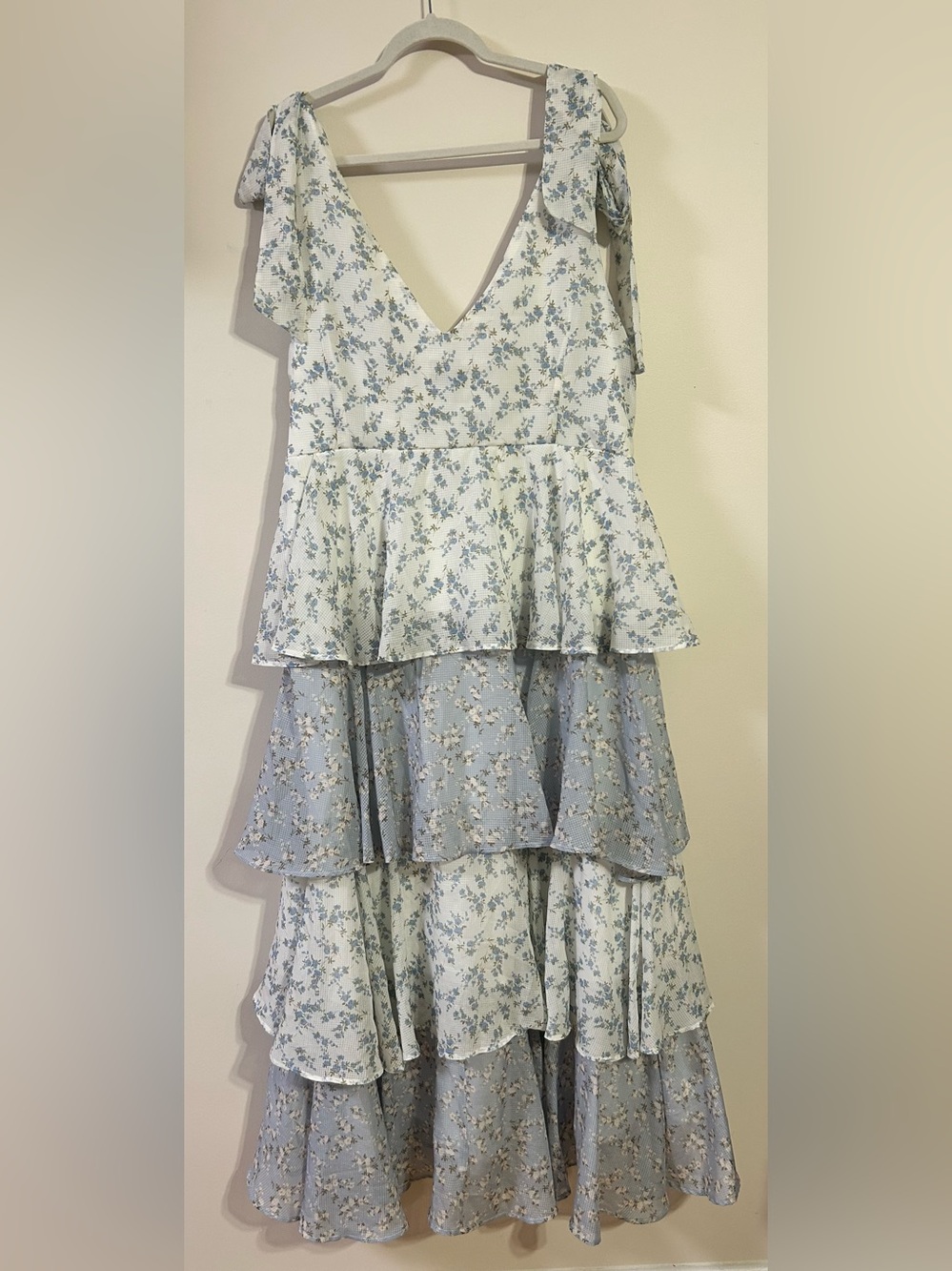 ARULA White and Blue Tiered Floral Print Dress-Size A (1X-16/18) - Picture 3 of 6